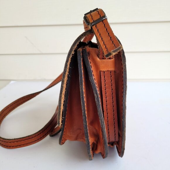 Vintage Handmade Thick brown leather crossbody saddle bag with embossed horse - Picture 3 of 9